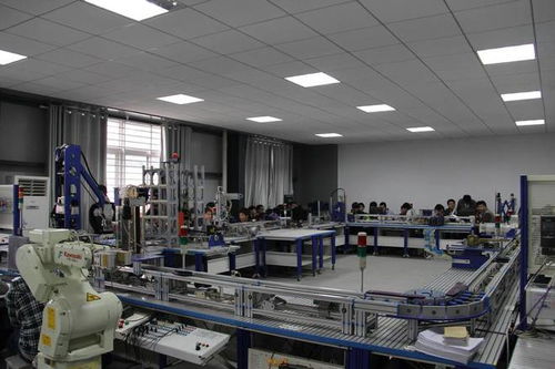 從雨中舉牌到技術新生 一位設計師的轉型之路